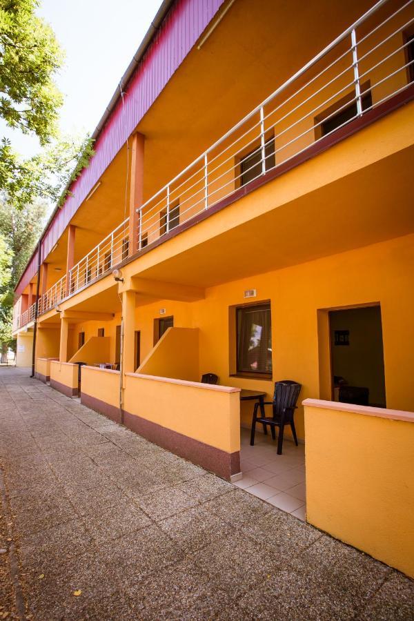 Apartmány Hawaii Patince Esterno foto